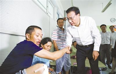 李克強(qiáng)視察天津泰達(dá)第二小學(xué)受災(zāi)群眾安置點(diǎn)。
