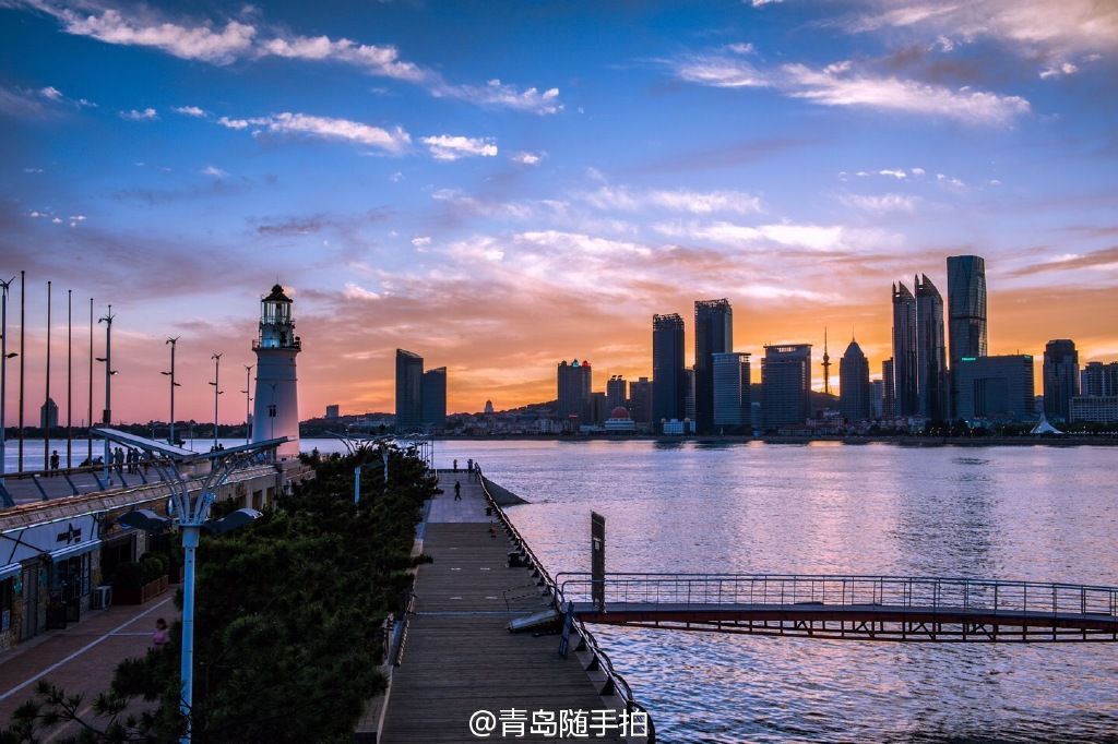 傍晚的奥帆中心是青岛一道醉人的风景线.