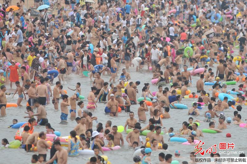 立秋后青島多日超30℃ 海水浴場現(xiàn)密集“下餃子”