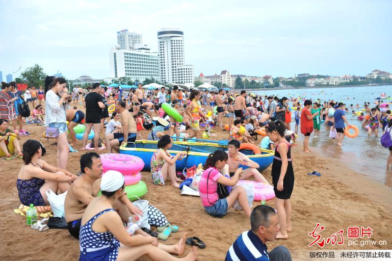 立秋后青島多日超30℃ 海水浴場現(xiàn)密集“下餃子”