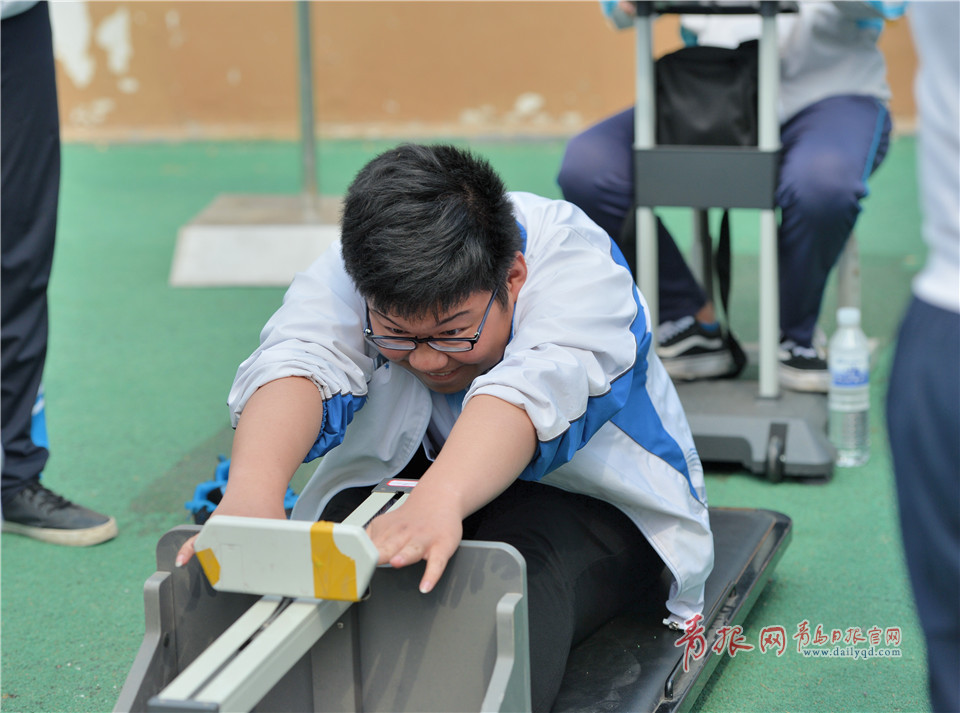 青岛初中生参加体育中考 现场出分全程录像