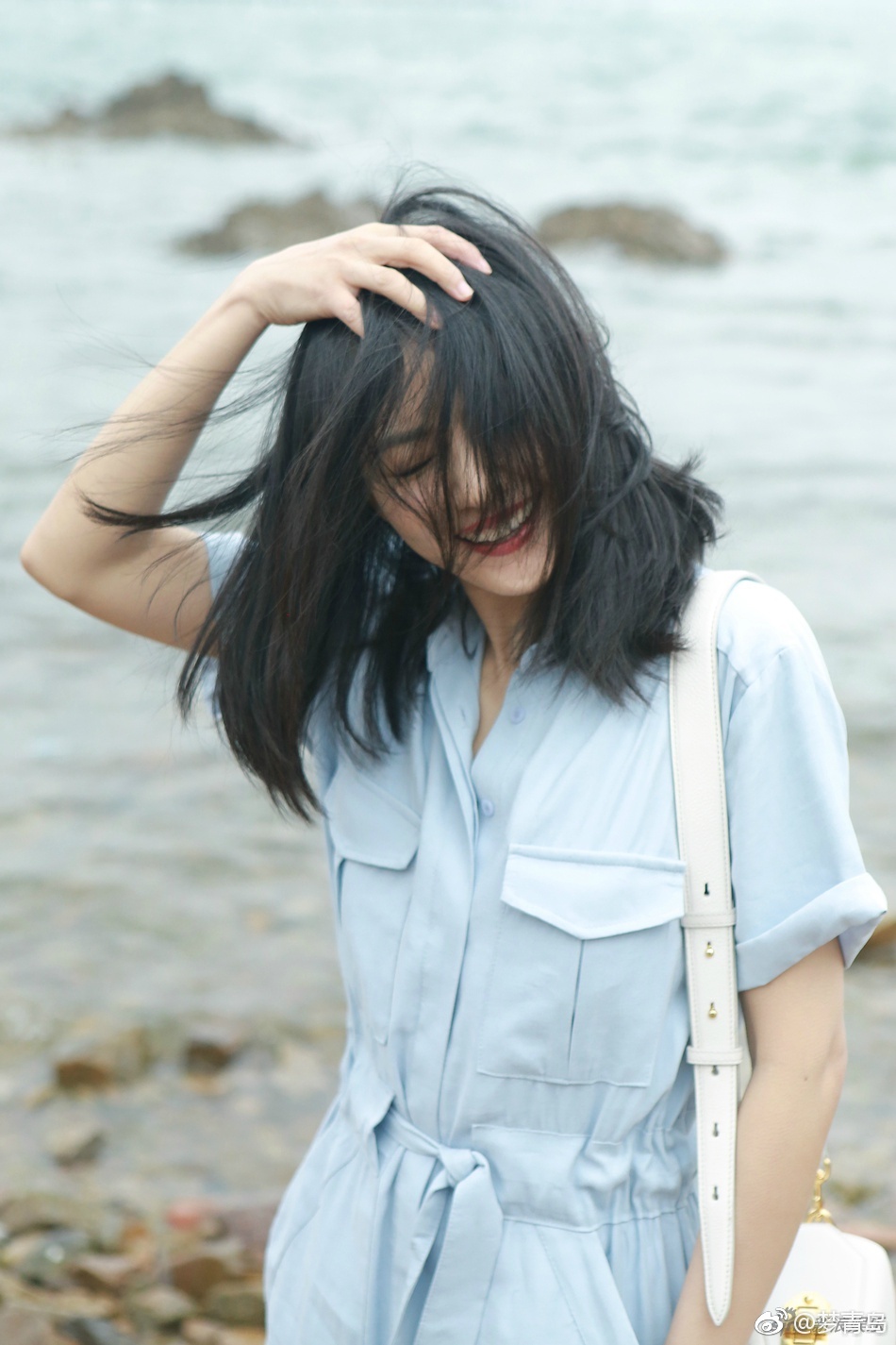 拍照怎么拍出头发飘逸的感觉 74d435d324841a8db4a50d.jpg