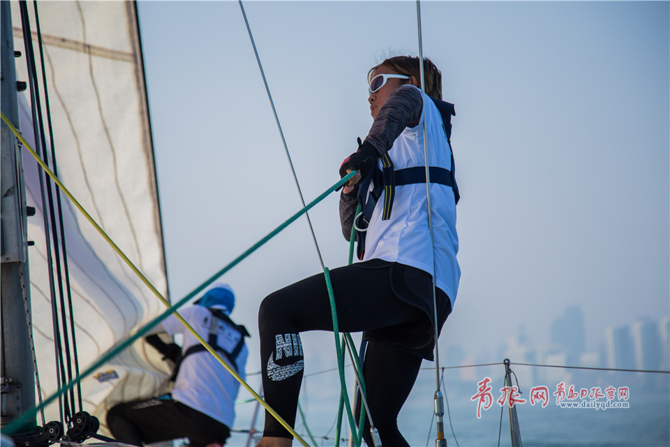 葉子的老家是淄博，2014年她以優(yōu)異的成績考進(jìn)青島科技大學(xué)休閑體育專業(yè)，從此開啟了她和帆船的不解之緣。