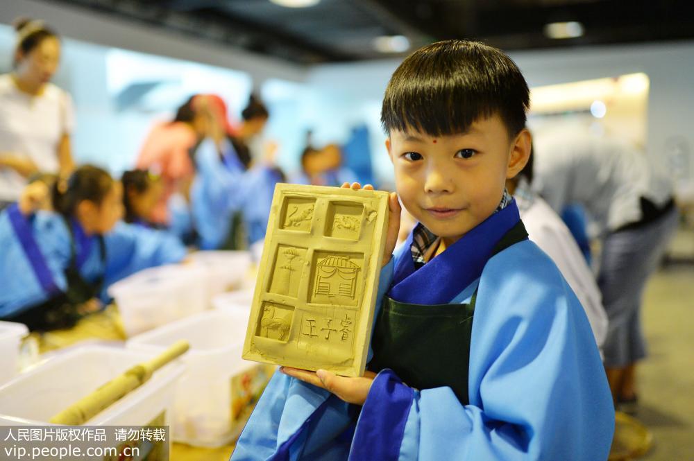 8月28日，青島市同安路小學(xué)開筆第一課，學(xué)習(xí)漢文化傳統(tǒng)，每個新生親手制作一塊漢畫像磚。