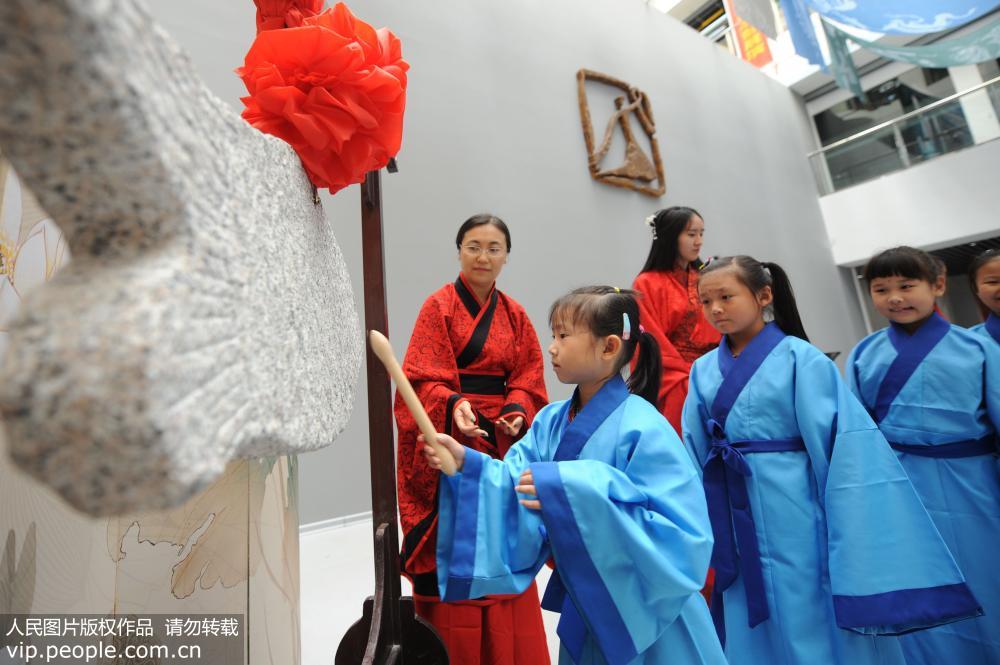 8月28日，青島市同安路小學(xué)新生“開筆禮”，入學(xué)新生“擊鼓明志”。