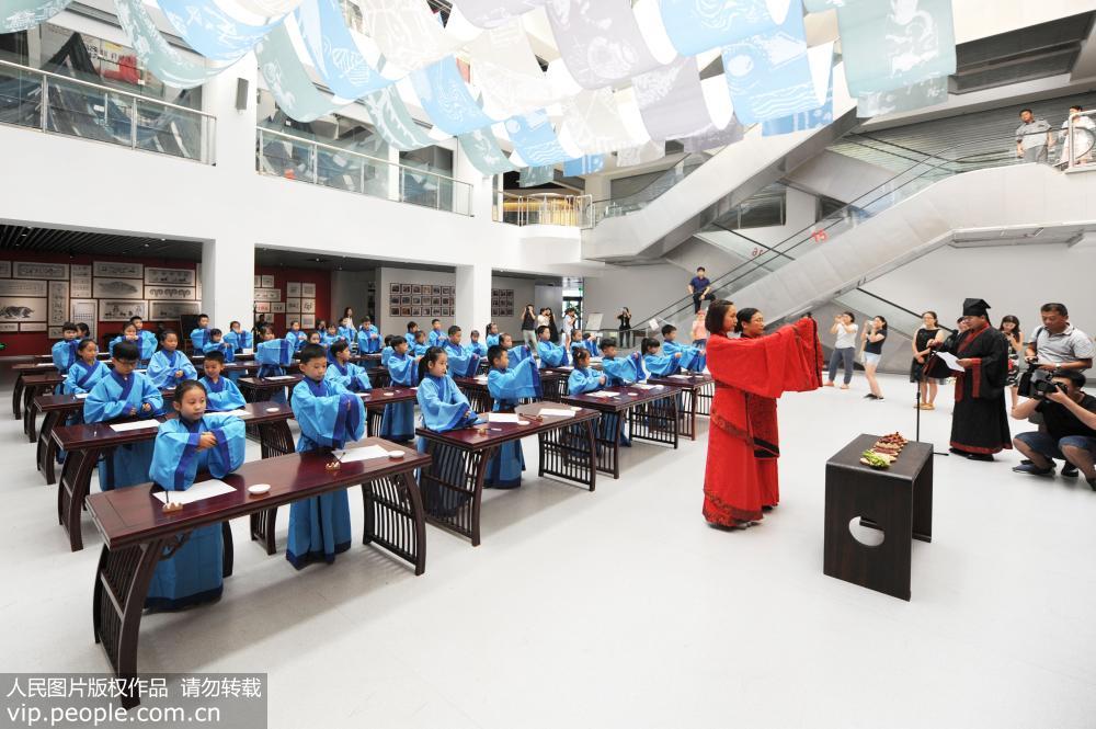 8月28日，青島市同安路小學(xué)新生“開筆禮”，師生向孔子像行禮。