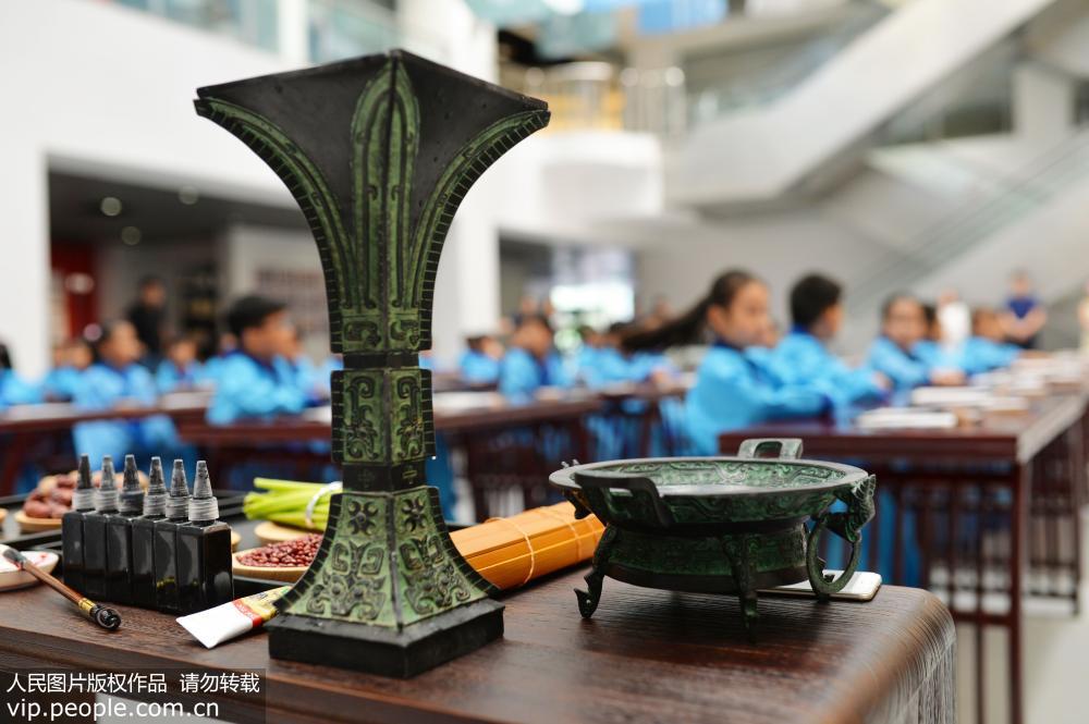 8月28日，青島市同安路小學(xué)的部分新生在漢畫像磚博物館舉行入學(xué)“開筆禮”。