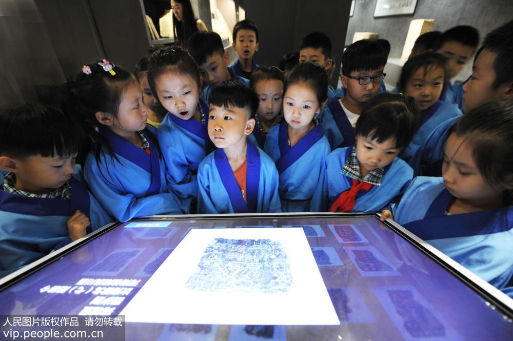 8月28日，青島市同安路小學(xué)一年級新生在漢畫像磚博物館隨同館長學(xué)習(xí)漢文化傳統(tǒng)。學(xué)生們聆聽“刑徒磚”的來歷。