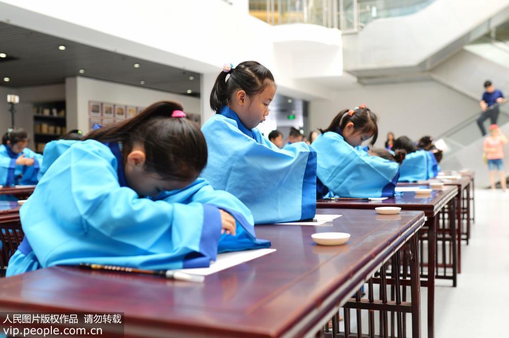 8月28日，青島市同安路小學(xué)新生“開筆禮”，入學(xué)新生向老師行禮。