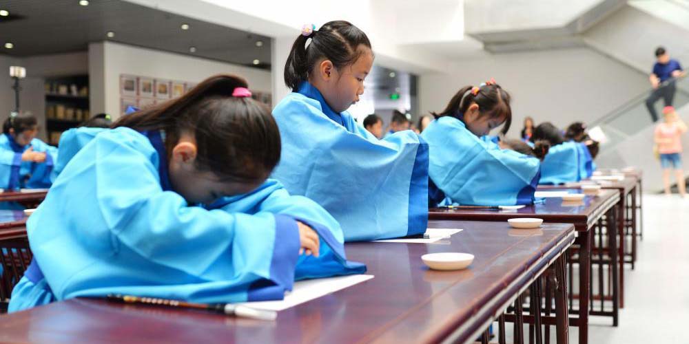 青島小學(xué)開學(xué)第一課 漢文化率先開筆啟蒙