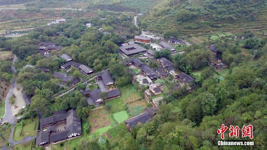 苟坝会议会址,位于贵州省遵义县枫香镇苟坝村马鬃岭山脚,距县城50公里