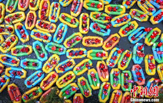 上萬(wàn)人漂流避暑 皮劃艇成了“碰碰車(chē)”