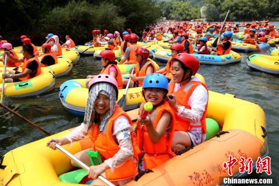 上萬(wàn)人漂流避暑 皮劃艇成了“碰碰車(chē)”