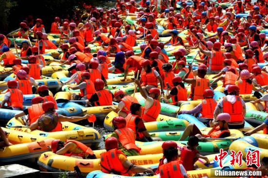 上萬(wàn)人漂流避暑 皮劃艇成了“碰碰車(chē)”