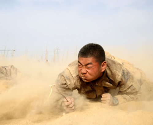 這里的新兵滿身沙土，看看他們在干啥