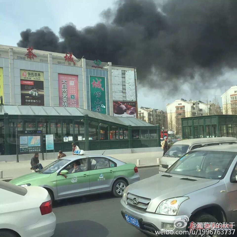 网友爆料青岛振华路地铁站附近突发火情黑烟滚滚