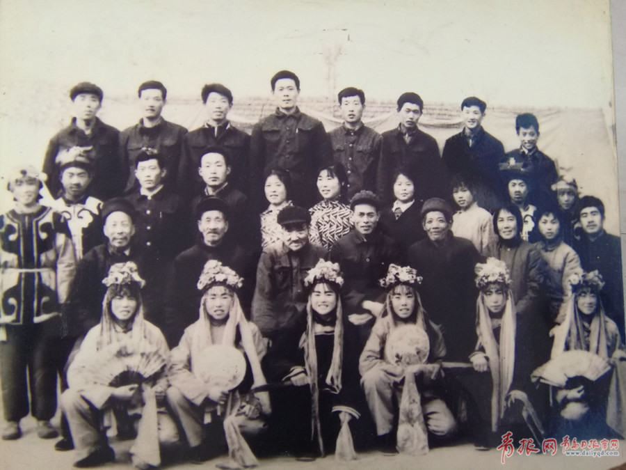 上世纪60年代东小屯村秧歌队合照,第三排左4为李在会,第四排左1为