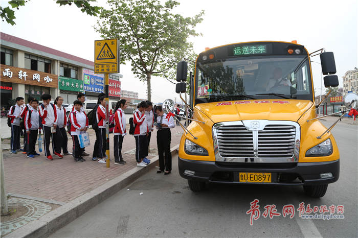 城阳开通百条校车线路 22所中小学有了大鼻子校车