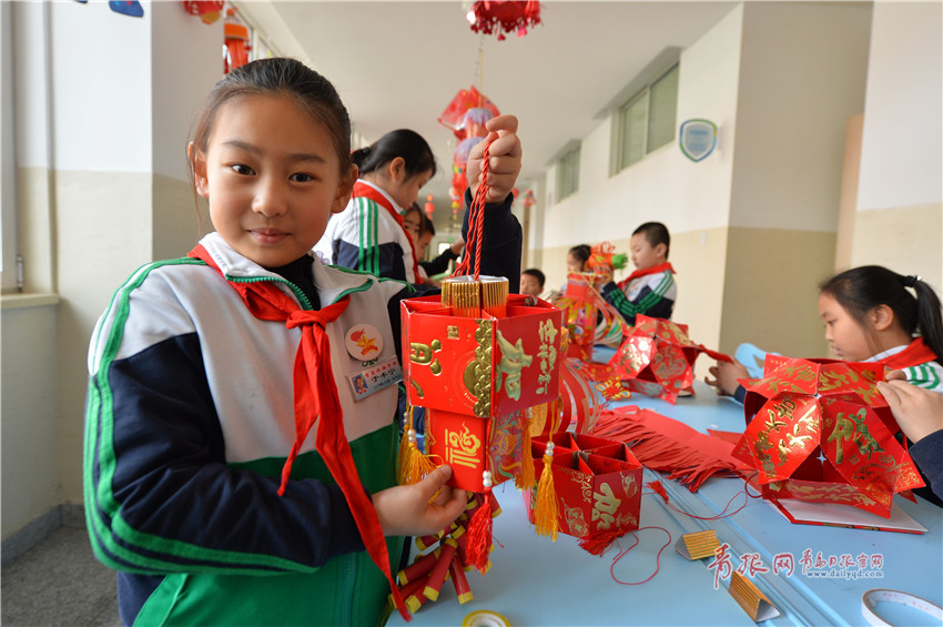 3月1日,小学生们在青岛滨海学校制作"低碳环保花灯.