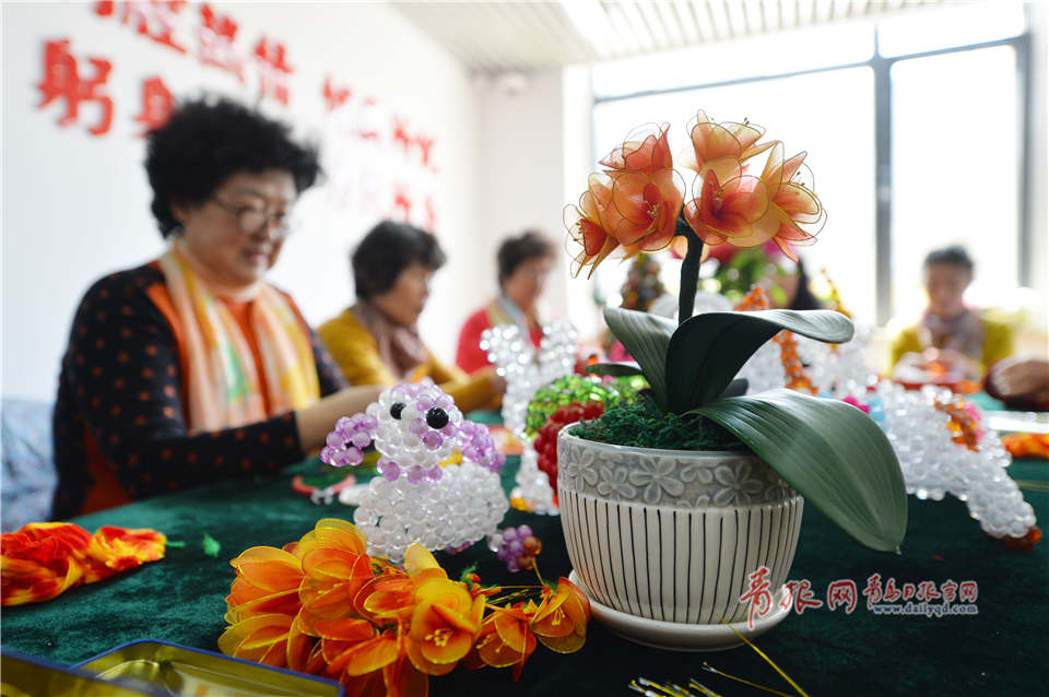 喜迎"三八"节 退休老人巧手剪出幸福日