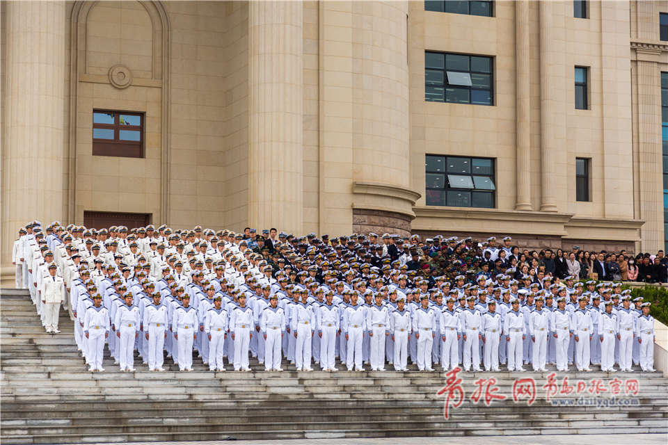 庆祝人民海军成立69周年!海军潜艇学院举行阅兵