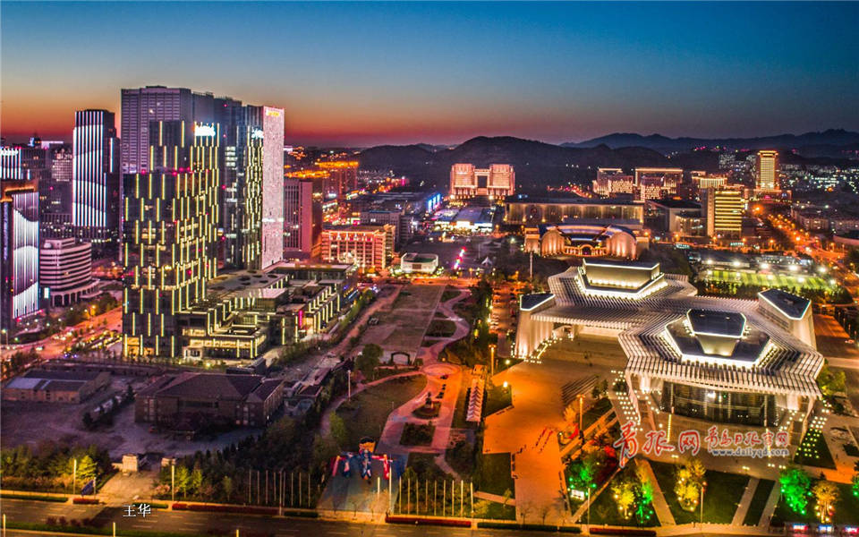 ("青岛观"摄影师 王华)图为航拍的崂山区夜景,灯光璀璨美景动人.