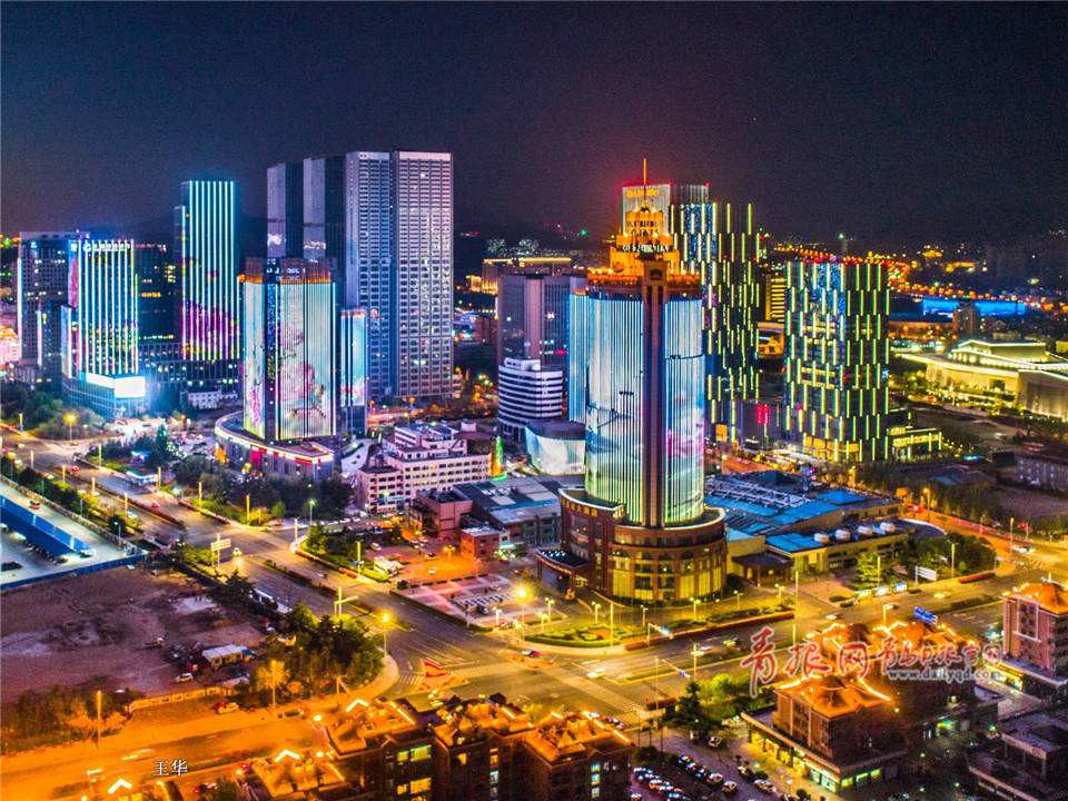 图为航拍的崂山区夜景,灯光璀璨美景动人.("青岛观"摄影师 王华)