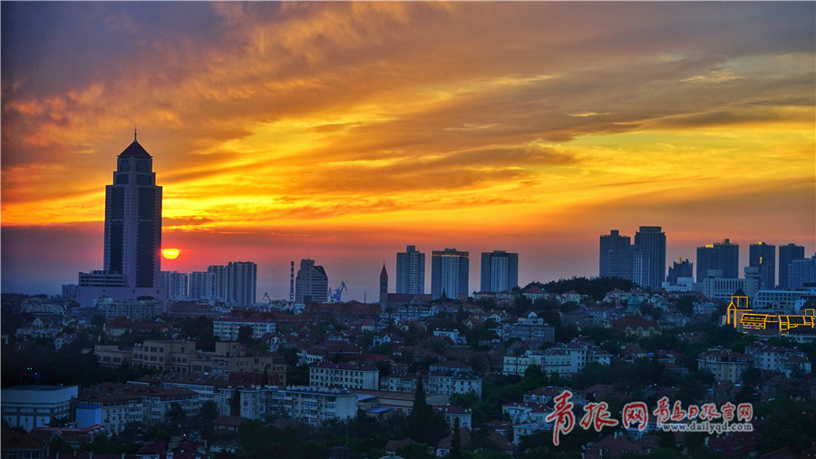 红霞醉红瓦 青岛晚霞美景如画