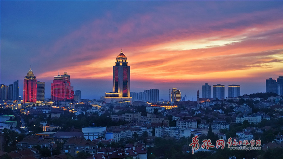 红霞醉红瓦 青岛晚霞美景如画