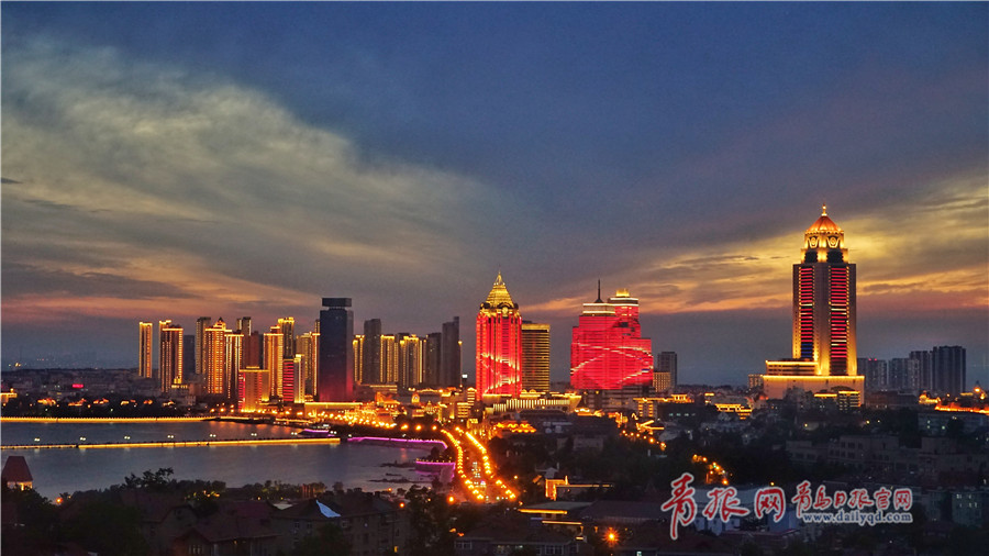 红霞醉红瓦 青岛晚霞美景如画
