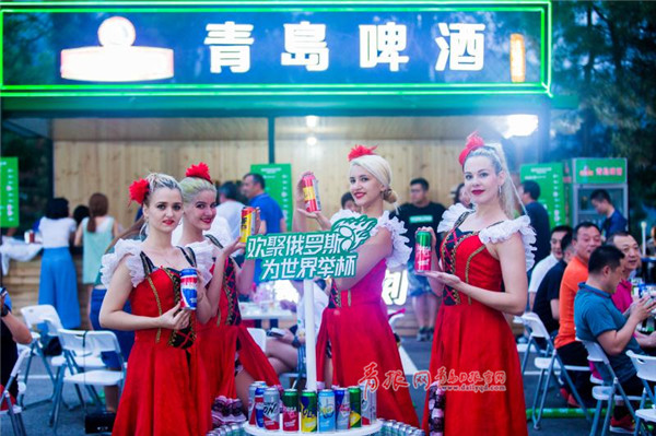 今年当然少不了足球的元素,在全国各地的青岛啤酒节随处都可以体验到浓郁的足球气息。精彩赛事循环播放、足球互动游戏、青岛啤酒缤纷加油罐惊艳亮相、俄罗斯美女现场助阵足球文化与啤酒文化充分融合。啤酒+足球,带来更有激情的青岛啤酒节。 北京慕田峪青岛啤酒节延续其国际范、中国风、北京味儿的三大特色,组织畅饮青啤,唱响长城品牌体验活动,带领参加啤酒节的球迷朋友登上长城,体验长城文化的博大精深。来自俄罗斯的西蒙,从众多参与啤酒节互动活动的球迷里脱颖而出,赢得了登上长城的机会,他激动的说:今天喝到了最