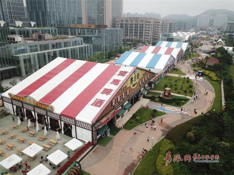 第28届青岛国际啤酒节崂山会场启幕,航拍啤酒大棚.刘栋 摄
