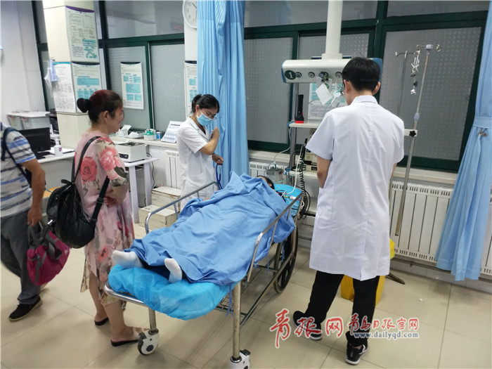 青岛西海岸中心医院急诊科对蔡女士进行抢救.记者 赵阳 摄
