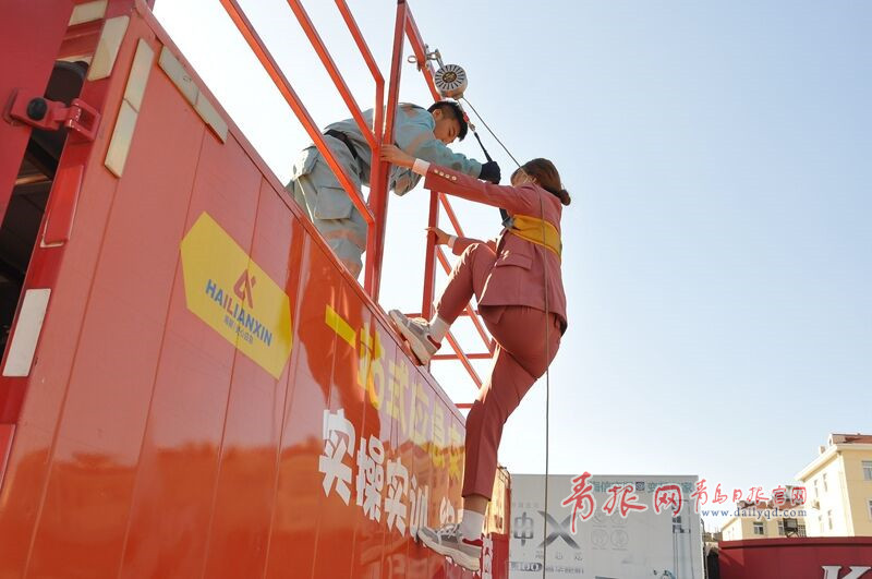 应对突发事件青岛市民体验高空缓降烟雾逃生