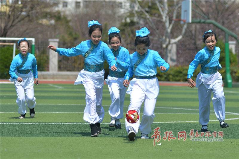 孩子们在清明民俗活动上练习蹴鞠,体验传统清明节习俗.