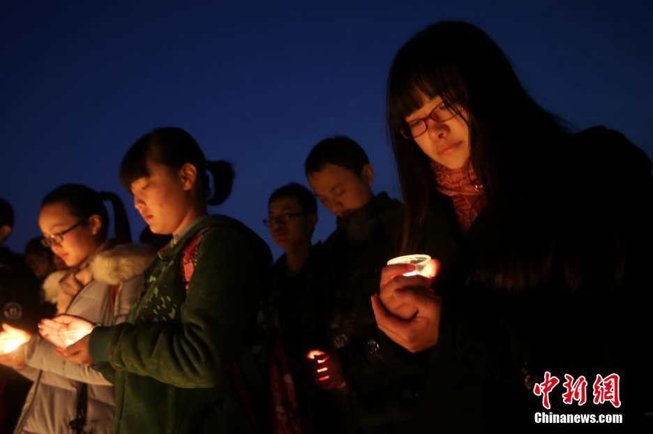 南京大屠杀国家公祭日 大学生烛光寄哀思