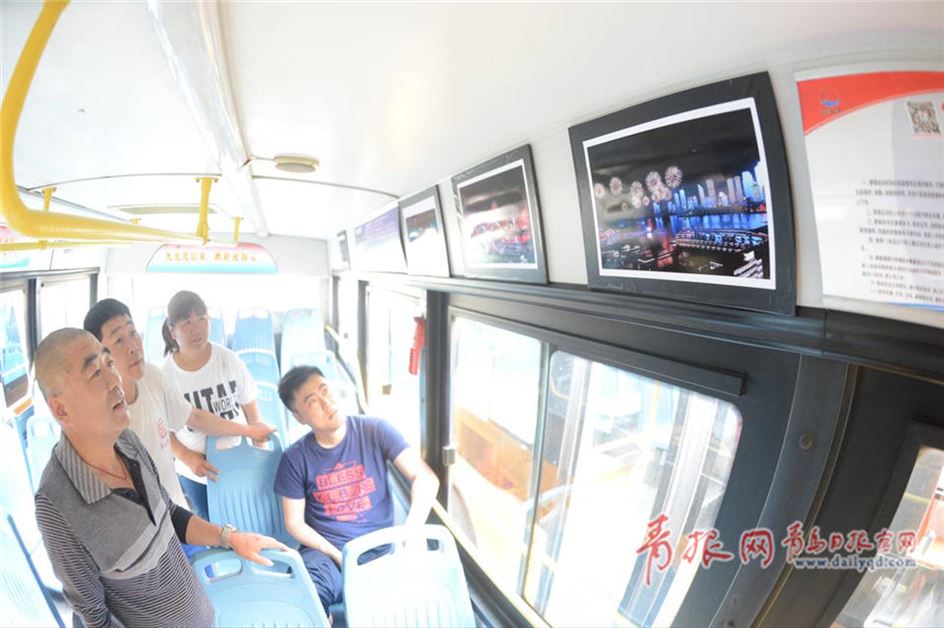 209路公交司机拍青岛美丽夜景贴车厢 供乘客观赏获好评