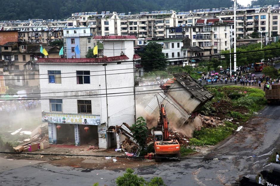 该幢房屋位于安徽省黄山巿屯溪区仙人洞路与新园路交叉口,属于该市