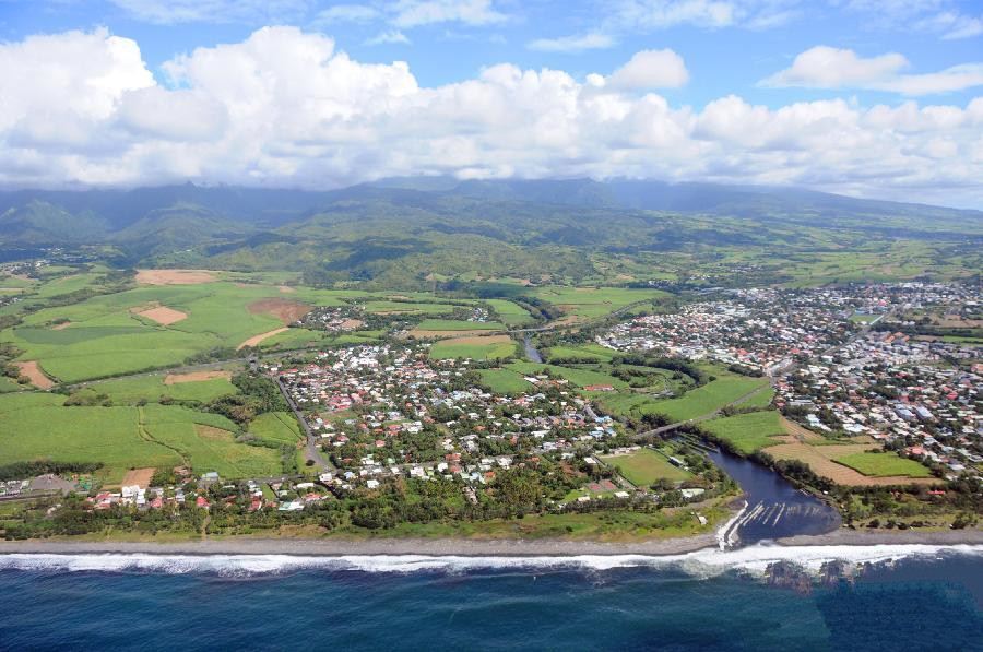 组图:航拍法属留尼汪岛飞机残骸搜索海域