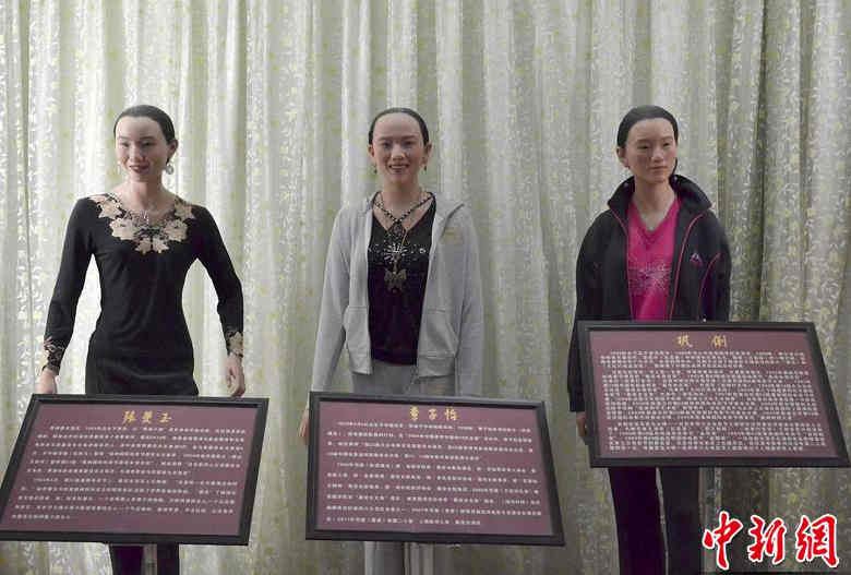 日前,"华蓥山中外名人蜡像馆"中的蜡像,被网友称作"华蓥山农贸服装