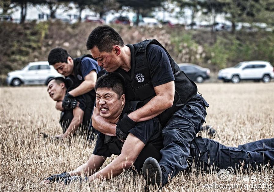 青岛特警酷炫海报曝光 堪比好莱坞大片青岛日报/青报网讯 8月26日