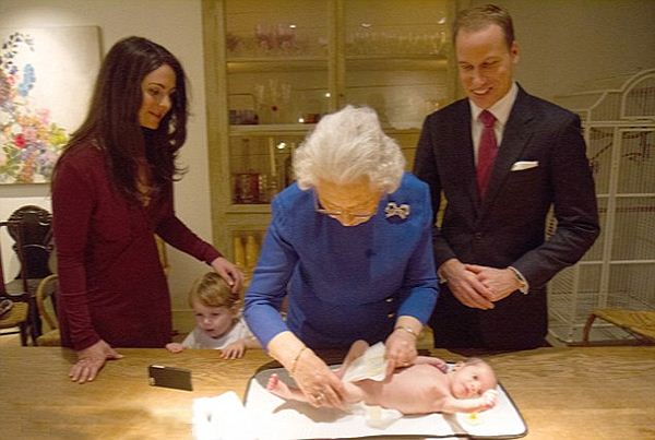 英国女王亲自为重孙女换尿布真的有图有真相吗