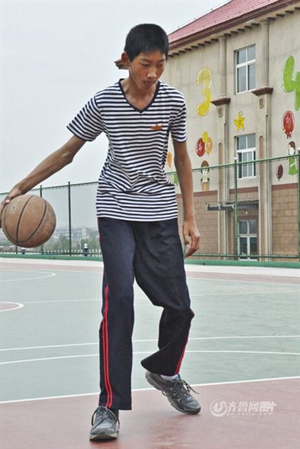 山东章丘13岁少年身高2米05梦想成为小姚明