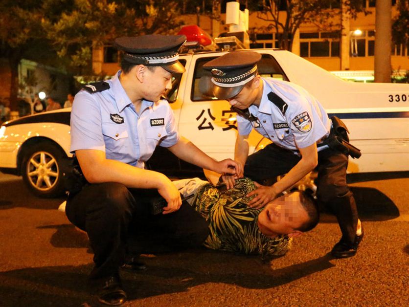 醉酒男子在济南闯卡袭警 扬言自己是北京人 青报网-青岛日报官网