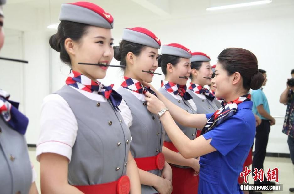 组图20对高颜值双胞胎准空姐空少亮相