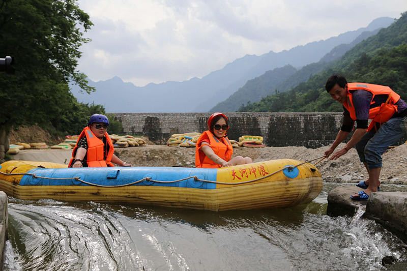 6月7日,河南南召县宝天曼漂流,沿岸数十名护漂员船工向一男一女恭敬