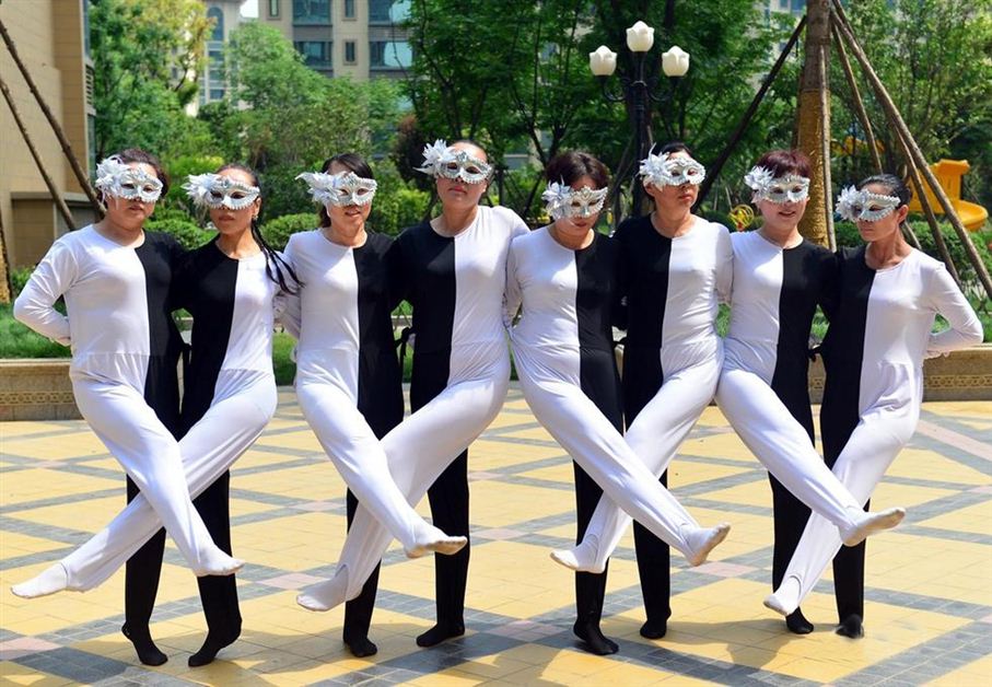 时而变换队形时而摆起姿势,如同钢琴上907_628