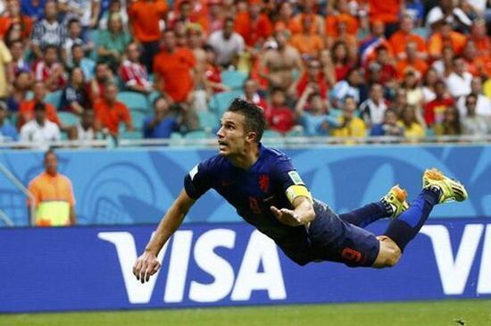 荷兰世界杯首战第一球便出自范佩西神来之笔,天外飞仙鱼跃头槌尽显
