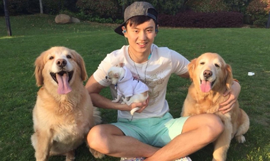 "小鲜肉"宁泽涛与萌宠爱犬合影引粉丝围观
