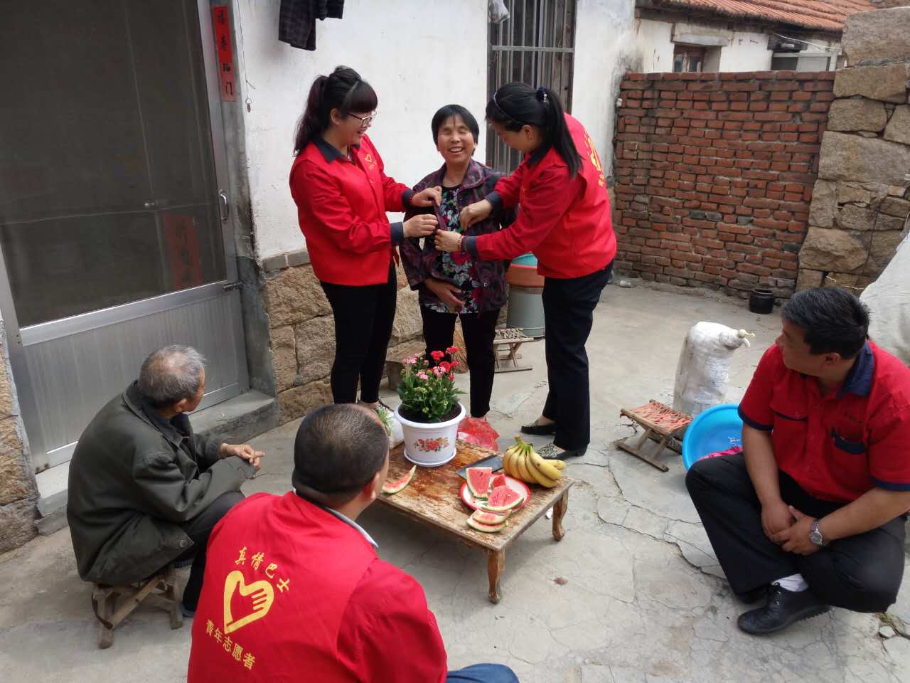 志愿者与结对空巢老人共度母亲节